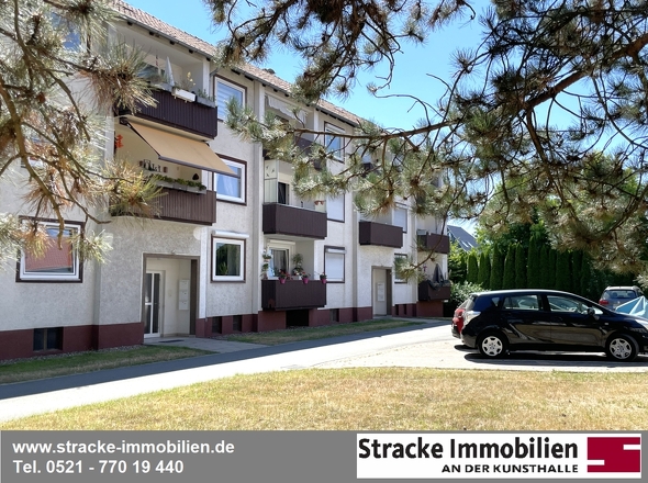 Ansicht Eingangsseite mit Parkplatz