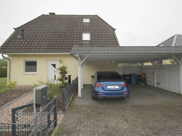 Eingangsbereich EFH mit Doppelcarport