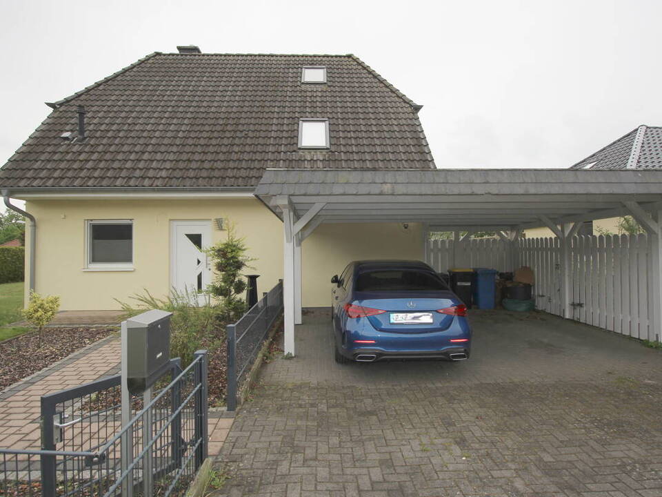 Eingangsbereich EFH mit Doppelcarport