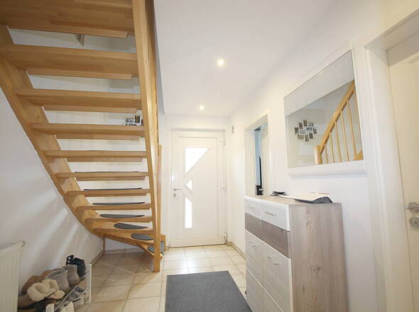 Eingangsbereich mit Flur u. Holztreppe ins OG