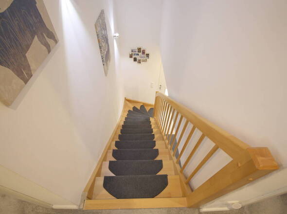 Wertige Holztreppe OG ins EG
