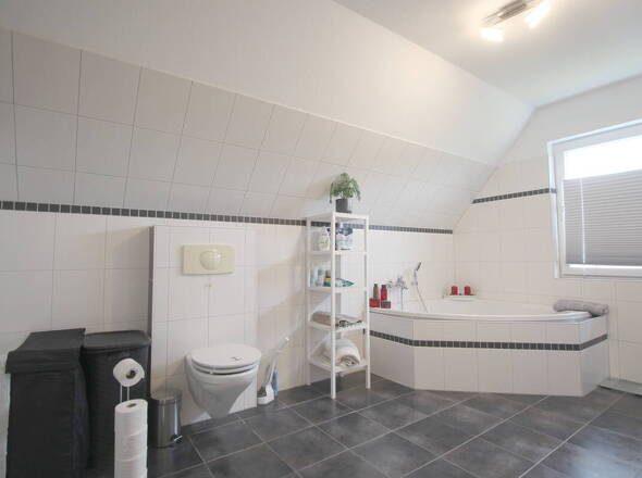 Geräumiges Hauptbad mit Wanne u. Dusche OG
