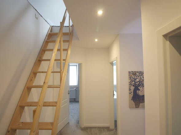 Platzsparende Holztreppe ins wohnliche DG