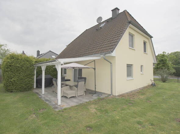 Modernes EFH mit Walmdachgiebel u. Terrasse