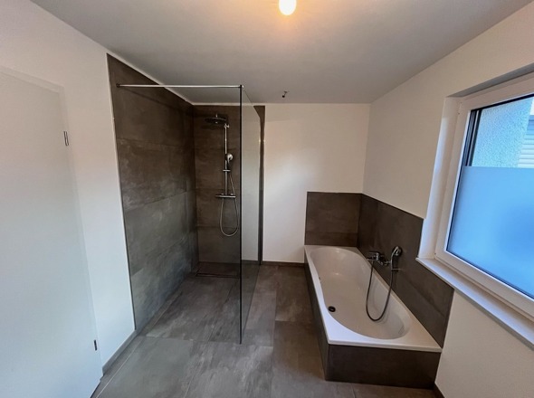 mit Badewanne und Walk-In Dusche