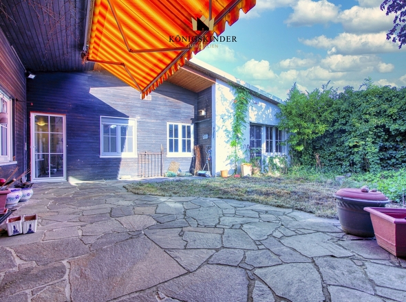 breite Terrasse mit großen Natursteinen