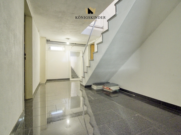 Treppe hinunter in den Keller