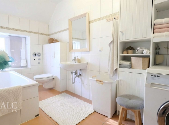 Badezimmer DG - (KI generiert)