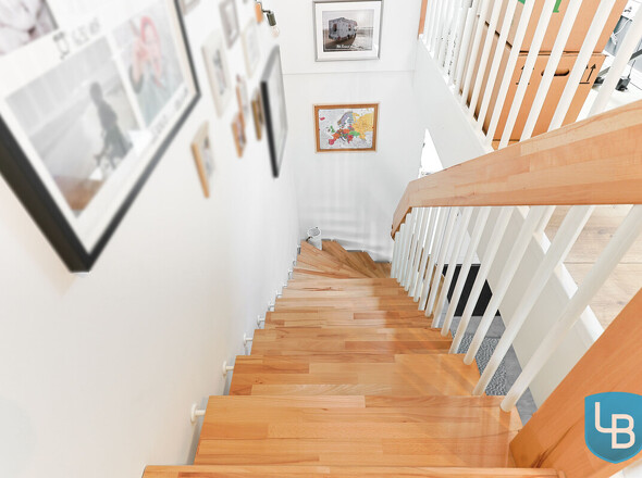 Offene Holztreppe ins DG