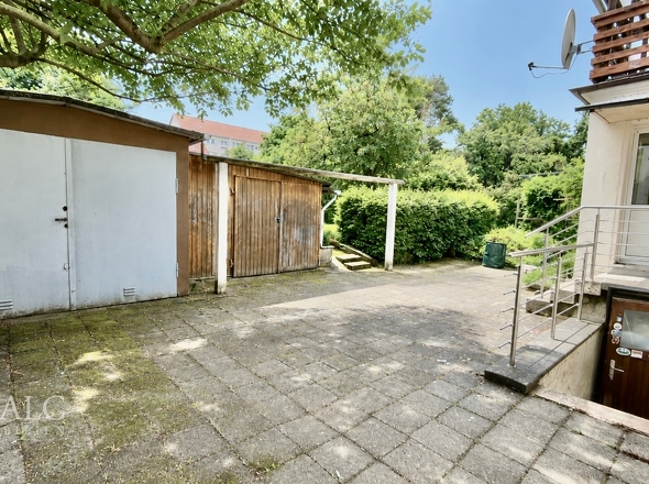 Blick auf Garage und Nebengelass 
