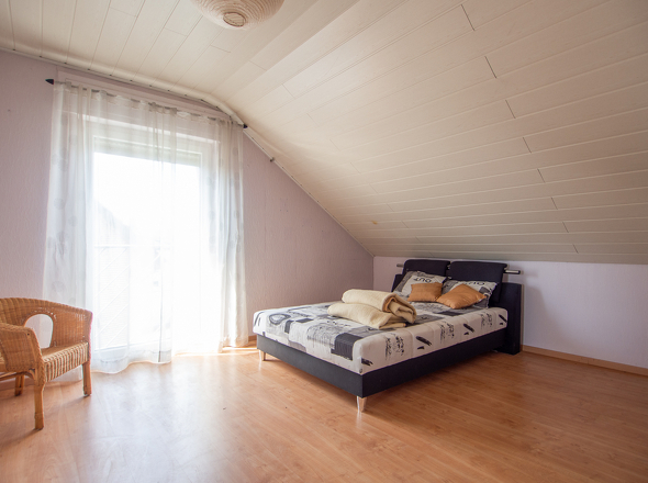 11158 Schlafzimmer DG li.