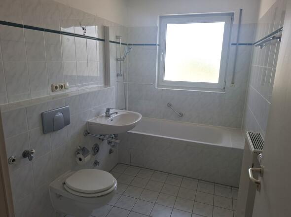 Bad mit Fenster und Wanne