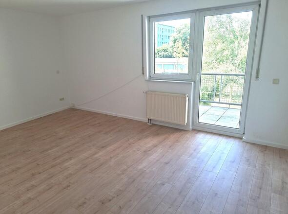 Wohnzimmer mit Zugang zum Balkon