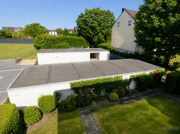 Ausblick vom Balkon auf den Garagenhof