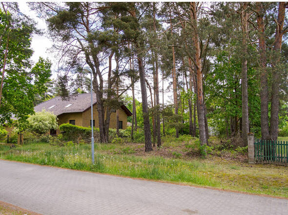 Blick von rechter Straßenseite auf das Grundstück