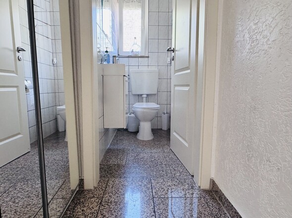 separates WC