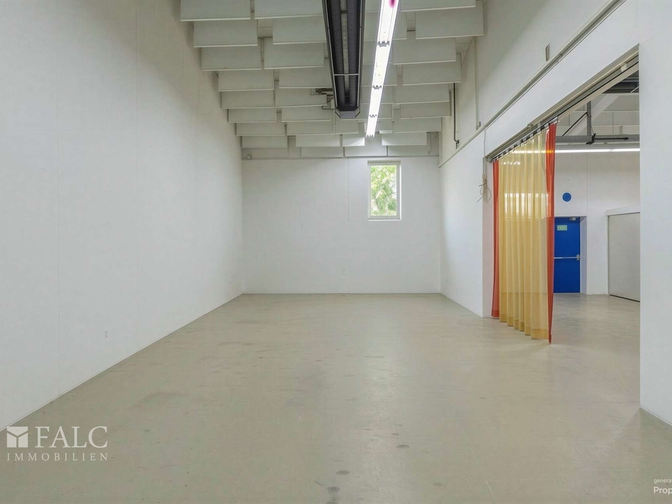 Halle Eingangsbereich geräumt - von KI
