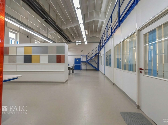 Arbeitsbereich + Büro geräumt- von KI