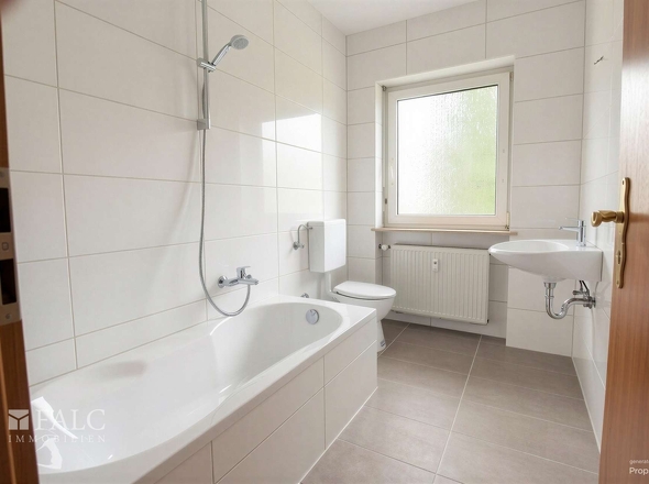 Badezimmer mit Badewanne