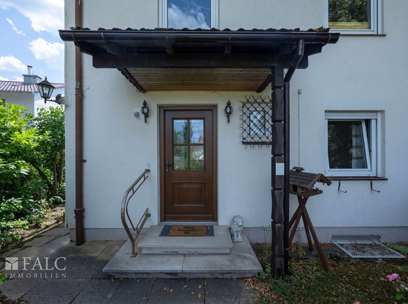 Haus Eingangsbereich mit Vorgarten