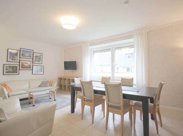 Großzügiges Wohnzimmer EG-Wohnung