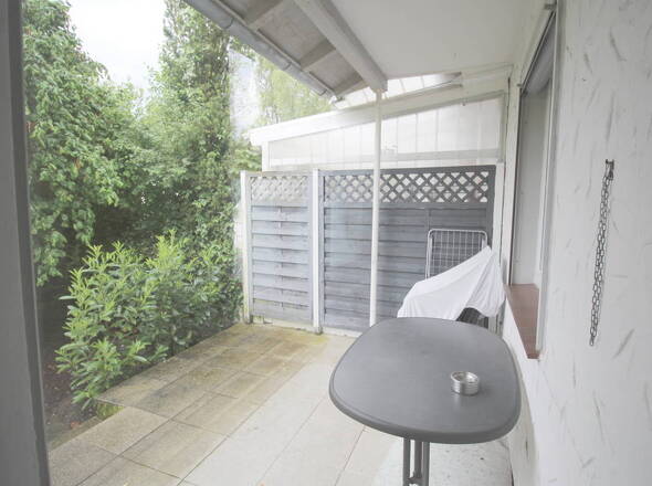Küchenblick auf teilüberdachte EG-Terrasse