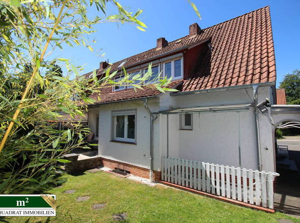 DHH mit Blick auf Eingangstür zum Gartenparadies
