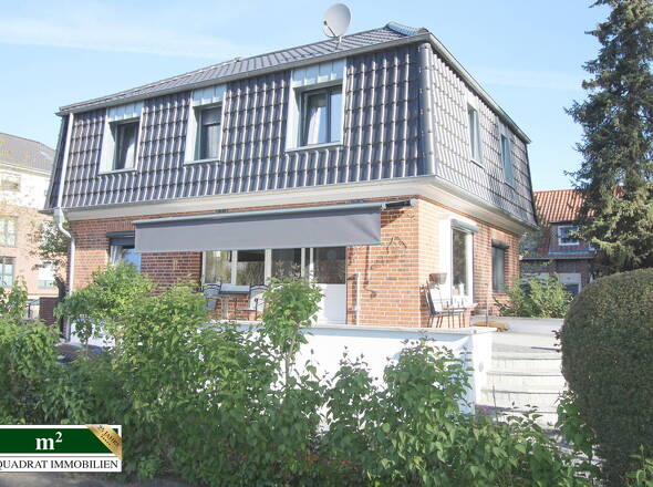 Mansarddach-Villa mit L-förmiger Südwestterrasse