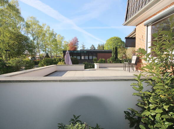 Blick auf die große Südterrasse u. Nachbarschaft