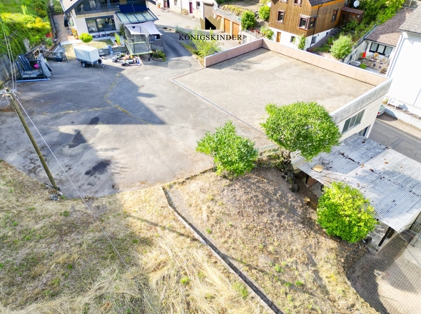 großer Parkplatz au dem Dach der Halle 