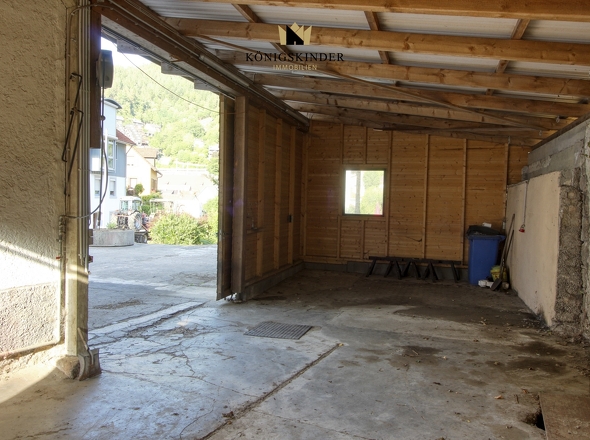 Carport mit Zugang in den hinteren Bereich des Grundstücks