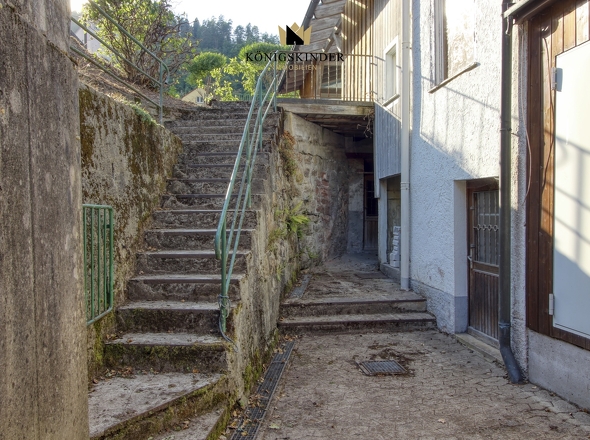 Hinterhof mit Zugang zum Wohnhaus 