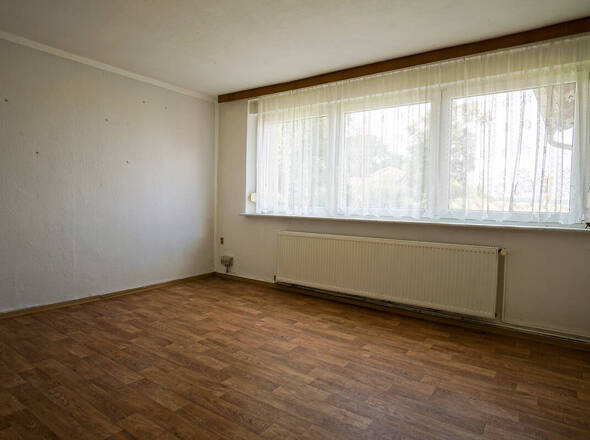 großes Zimmer Untergeschoß Straßenseite