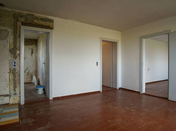großes Zimmer im Obergeschoß Blick Richtung Flur
