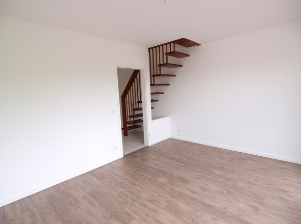 Wohnzimmer mit Zugang zum DG