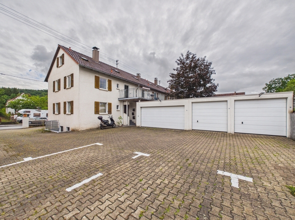Stellplätze und Garage