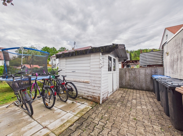 Gartenhaus und Fahrradstellplätze