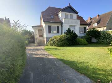 stilvolles Wohnhaus mit neuem Dach