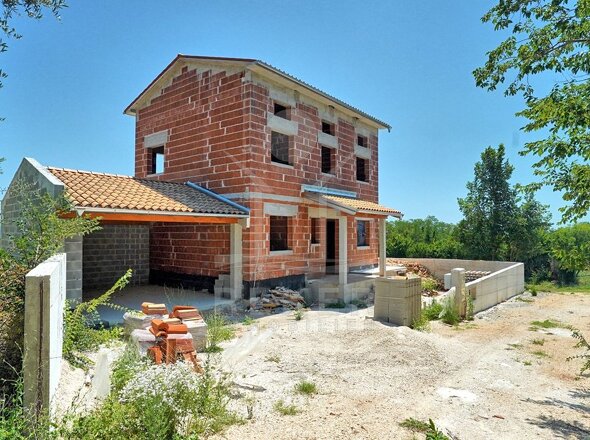 Das Haus steht