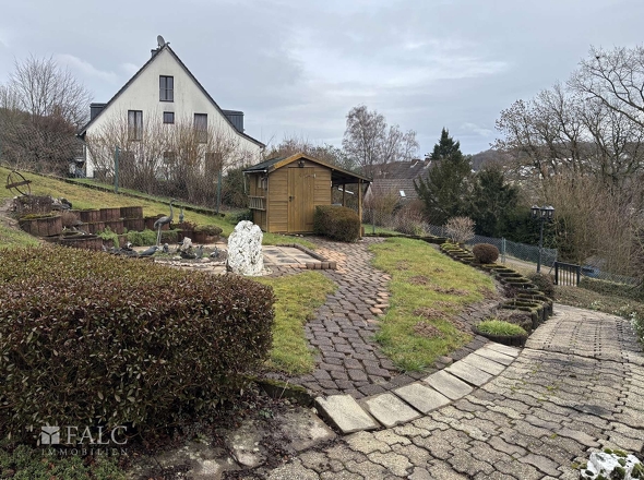 Außenbereich mit Gartenhaus
