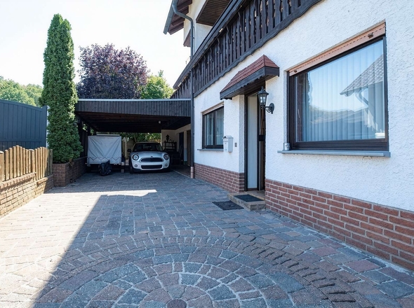 Carport - Zugang Einliegerwohnung - (KI generiert)