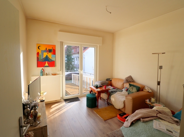 Wohnzimmer mit Zugang zur Dachterrasse