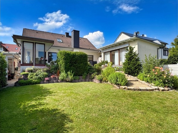 Ansicht aus Garten mit Anbau