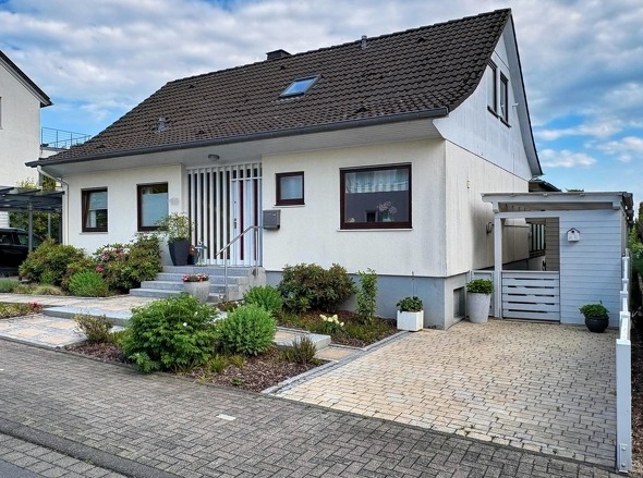 Vorderansicht mit Stellplatz und Carport