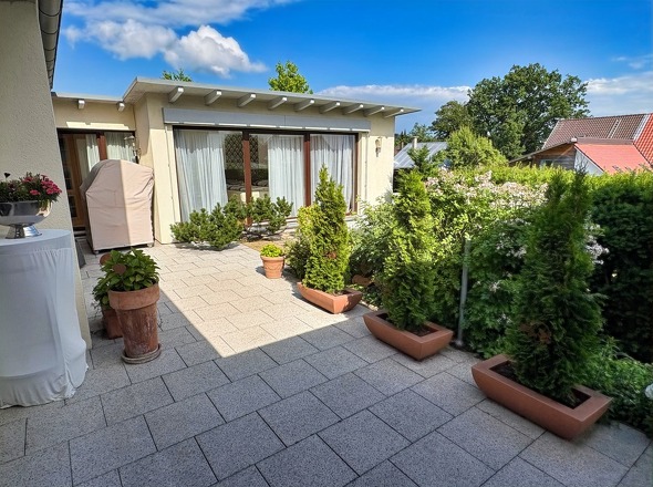 Terrasse mit Blick auf den Anbau