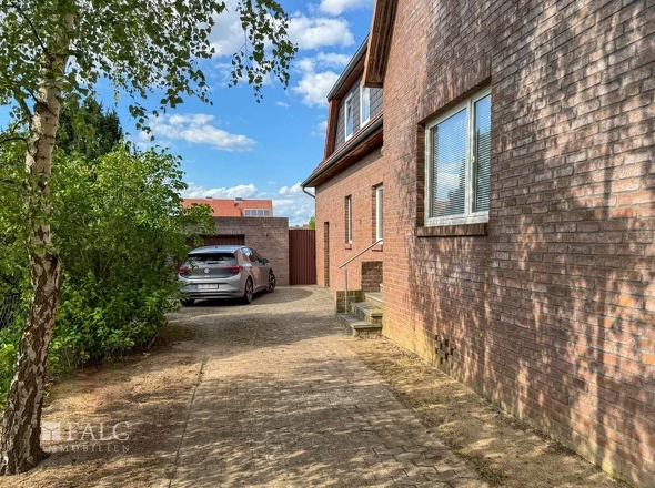 Einfahrt zur Garage