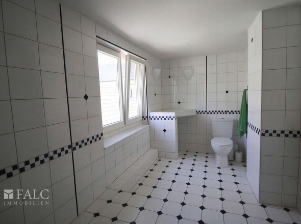 Badezimmer mit Eckbadewanne