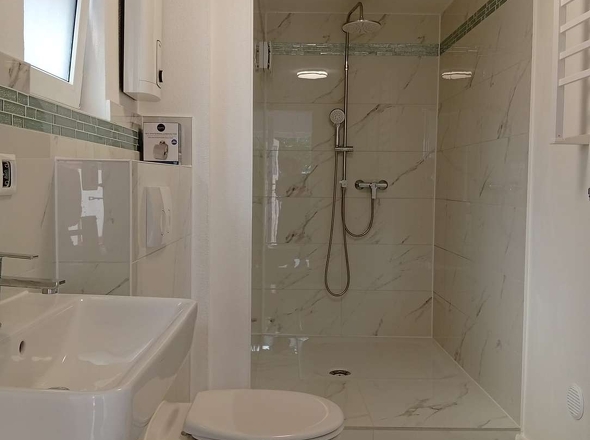 Bad neu mit großer Dusche