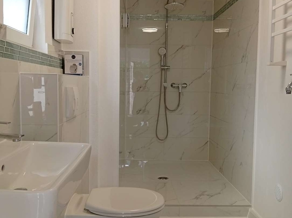 Bad neu mit großer Dusche 2