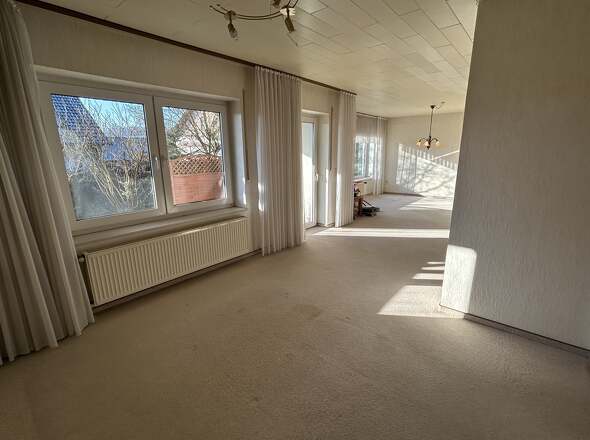 Esszimmer mit Zugang zur Terrasse